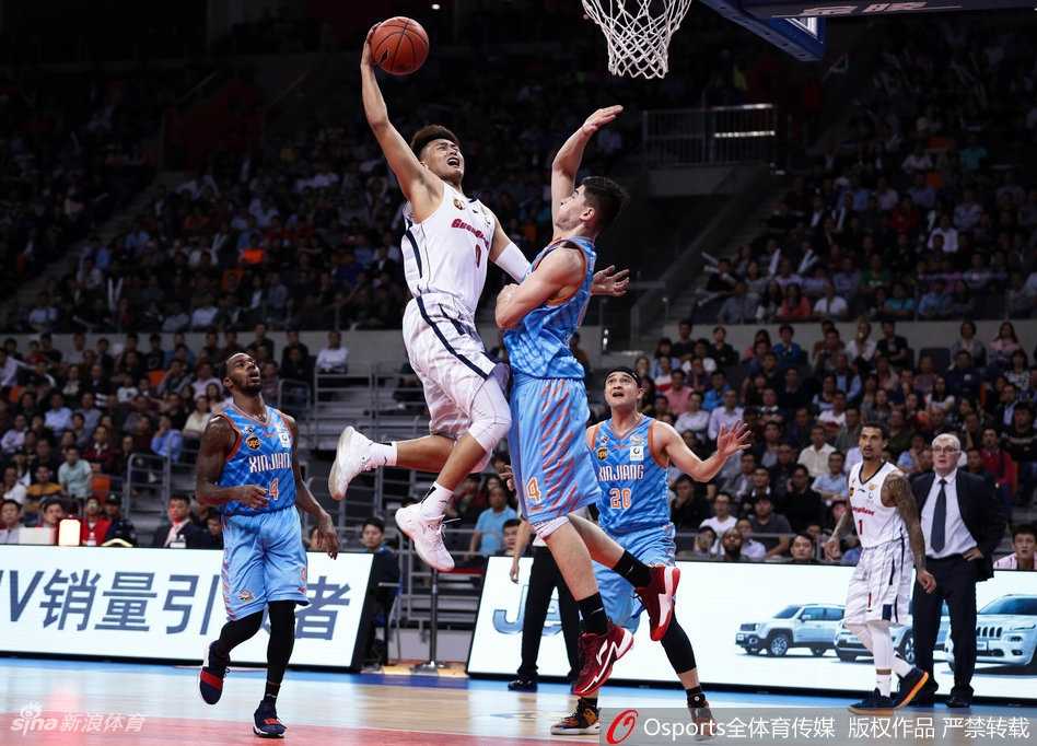 📸 硝烟与热血:CBA前九轮“屏保级”瞬间,定格新赛季的野蛮生长 巴斯在四川队内线高高跃起,完成了一记势大力沉的双手重扣,哈达迪的防守在这一刻成为了背景,照片中能清晰看见巴斯暴起的青筋和砸向篮筐的巨力。