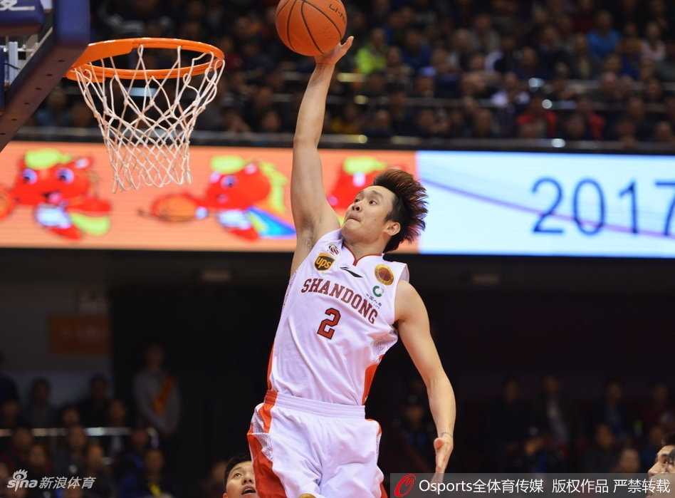 📸 硝烟与热血:CBA前九轮“屏保级”瞬间,定格新赛季的野蛮生长 哈德森在三分线外自信出手,皮球划过一道完美的弧线,篮筐在他眼中如海洋般宽阔,辽宁队的替补席已提前举手庆祝。