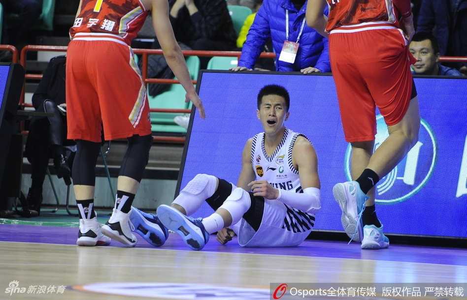 📸 硝烟与热血:CBA前九轮“屏保级”瞬间,定格新赛季的野蛮生长 郭艾伦在高速反击中轻巧地绕过防守,指尖轻轻一挑,篮球听话地打板入筐,身后是追赶不及的对手和一片欢呼的海洋。