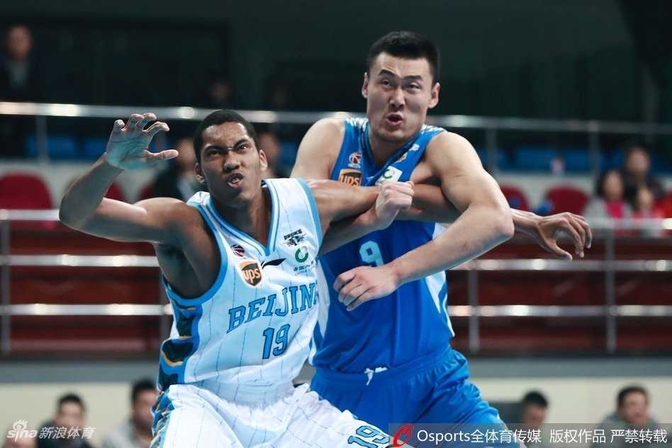 📸 硝烟与热血:CBA前九轮“屏保级”瞬间,定格新赛季的野蛮生长 马尚·布鲁克斯如利刃般撕破北京队的防线,他身边的防守者只能望其项背,这一刻他是江苏队驶向胜利航道的掌舵者。