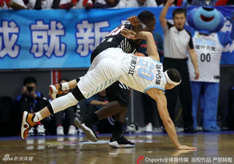 📸 硝烟与热血:CBA前九轮“屏保级”瞬间,定格新赛季的野蛮生长 新疆队球员在广厦内线完成势大力沉的单手劈扣,篮球炸筐而入的瞬间,整个球馆的空气仿佛都被点燃,宣告着王者归来的决心。