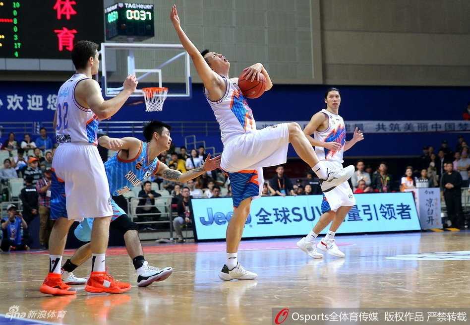 📸 硝烟与热血:CBA前九轮“屏保级”瞬间,定格新赛季的野蛮生长 天津队大外援霍尔曼与辽宁内线韩德君展开肌肉绞杀,两人手臂纠缠,面目狰狞,篮球在指尖争夺,这不仅是力量的对抗,更是意志的肉搏。