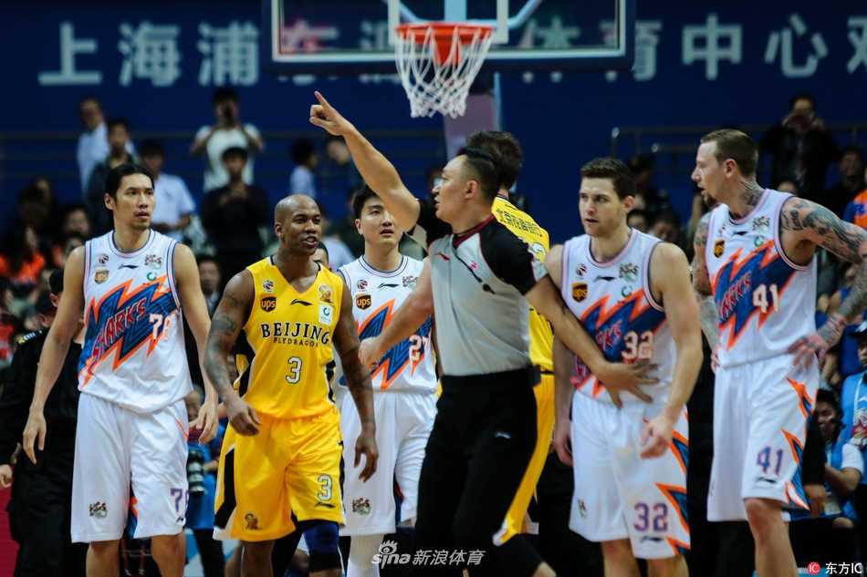 弗雷戴特运球突破，马布里寸步不离贴身紧防，眼神中满是杀气，两人肌肉碰撞的火花仿佛穿透屏幕。