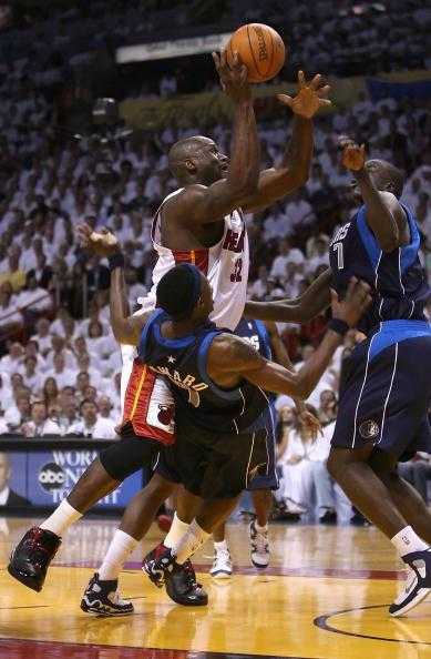 三巨头94-88逆转湖人终结八连胜