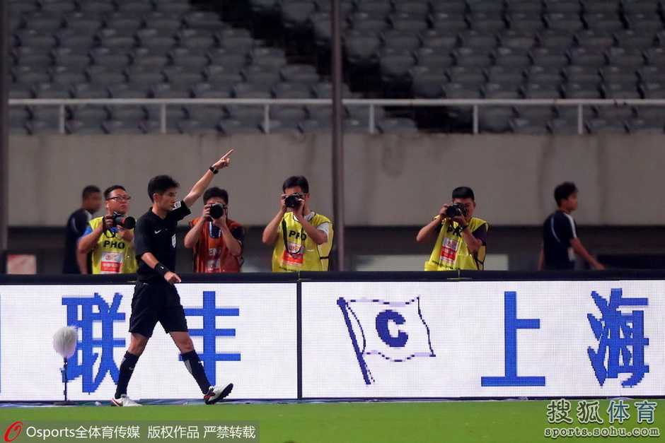 标题：中超-胡尔克传射奥斯卡2球，上港4-1大胜权健