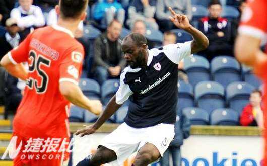 标题：切尔米蒂帽子戏法，流浪者4-2逆转哈茨