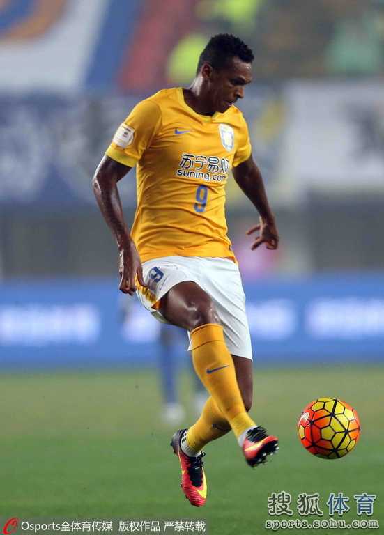 标题：足协杯-比罗比罗双响，申鑫2-1苏宁总分4-3闯入四强（30字）