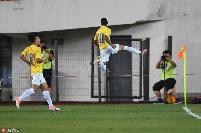 标题：足协杯-比罗比罗双响，申鑫2-1苏宁总分4-3闯入四强（30字）