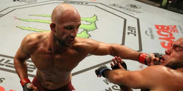 沃尔坎·奥茨德米尔87秒KO梅尼菲尔德重燃争冠希望 沃尔坎·奥茨德米尔87秒KO梅尼菲尔德重燃争冠希望