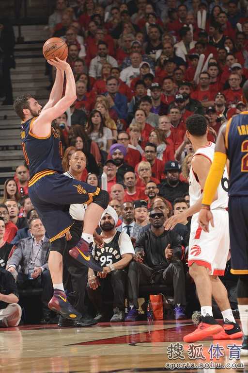 詹姆斯43+14率骑士客场大胜猛龙,东部半决赛G2克利夫兰豪取2-0 詹姆斯43+14率骑士客场大胜猛龙,东部半决赛G2克利夫兰豪取2-0