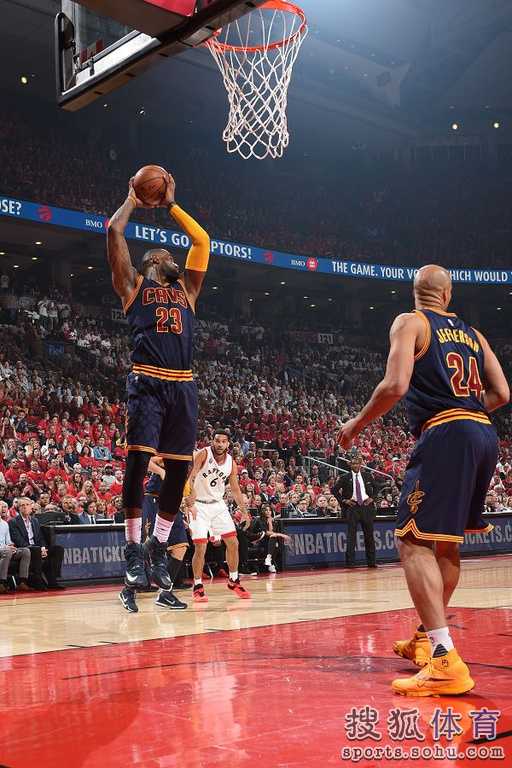 詹姆斯43+14率骑士客场大胜猛龙,东部半决赛G2克利夫兰豪取2-0 詹姆斯43+14率骑士客场大胜猛龙,东部半决赛G2克利夫兰豪取2-0