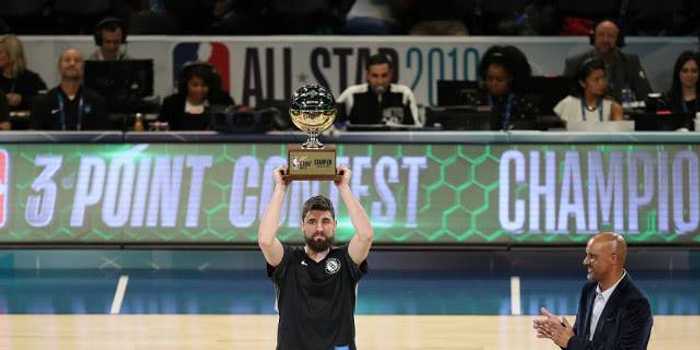 “根库里”是对西汉姆联（绰号“铁锤帮”）的趣味谐音调侃，而“刺客”则指代目前正处于降级区岌岌可危的托特纳姆热刺。