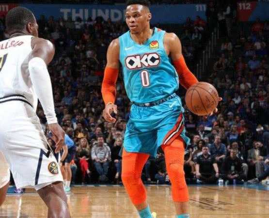 勇士92-86破马刺主场金身，72胜平历史纪录