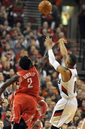 哈登38+10助火箭客场大胜开拓者取两连胜