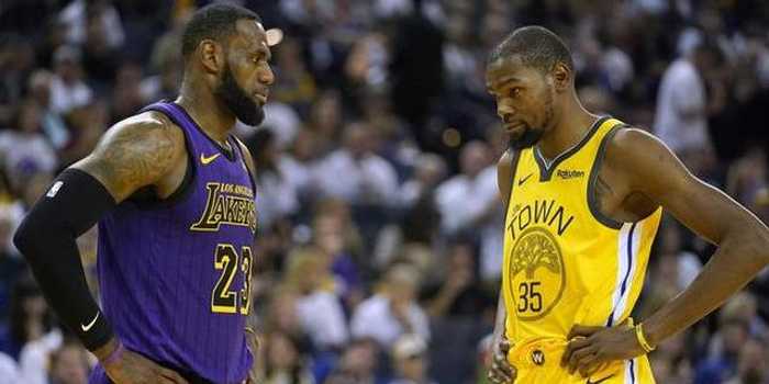 姚明vs奥尼尔圣诞大战：2003年“中锋对决”火箭99-87客场掀翻湖人