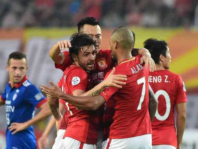 改写版标题：中超复盘：上港4-1大胜权健，奥斯卡梅开二度率队争冠