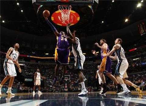 科比60分史诗夜！湖人客场121-119险胜灰熊