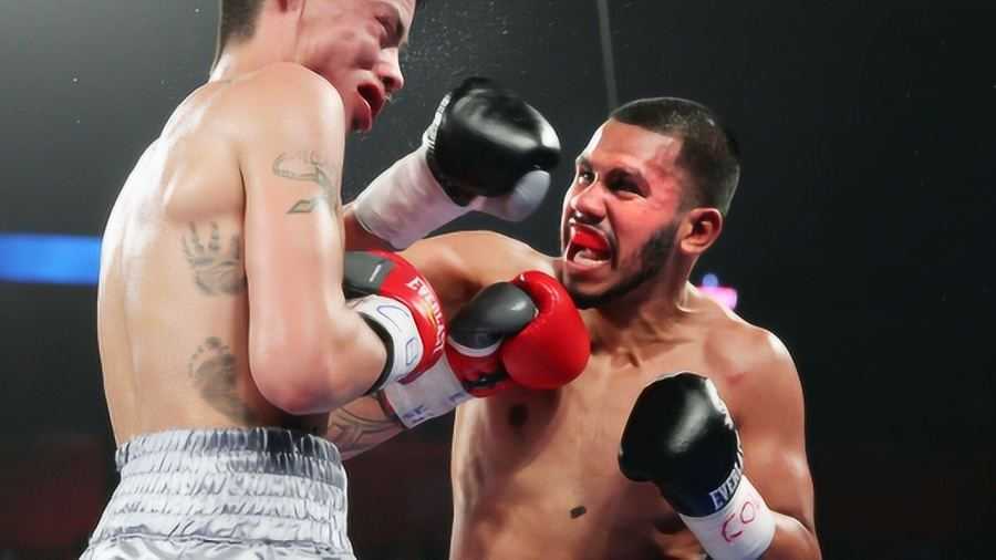 马奎兹九回合KO迪亚兹，墨西哥老将加冕轻量级三冠王