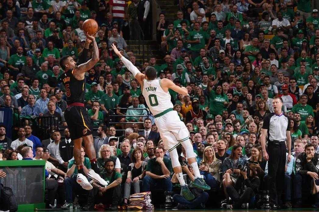 骑士4-0横扫老鹰：勒夫三分纪录夜与詹姆斯最后封盖送别东部劲旅